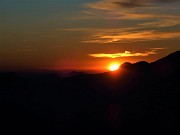 77 Da Costa Serina ammiriamo lo spettacolo del tramonto del sole che si abbassa sui monti Ubione e Linzone